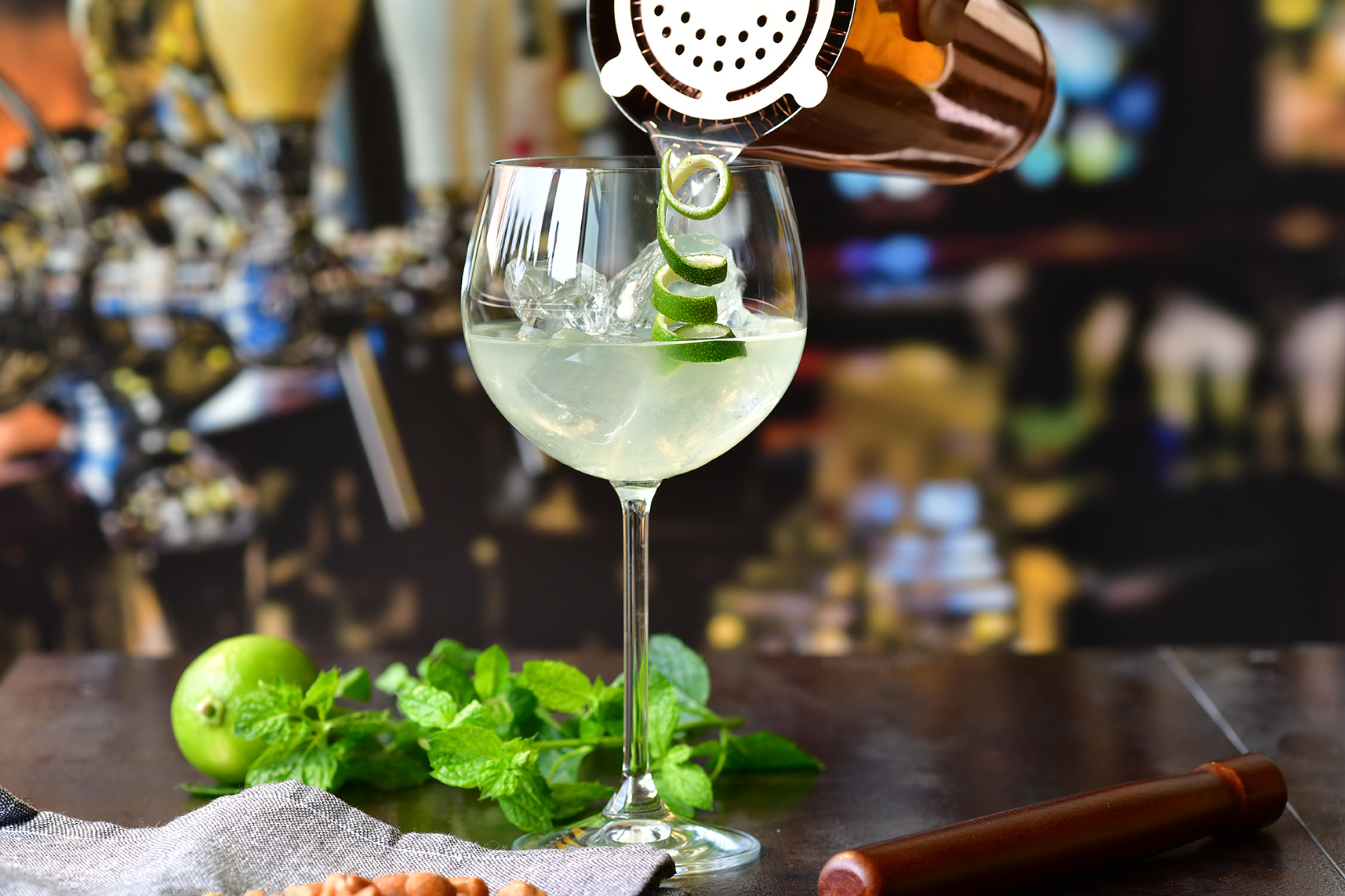 15 najpopularniejszych klasycznych drinków – przepisy i serwowanie